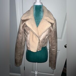 Cropped tan jacket with Sherpa 🧥✨